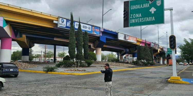 Policía Vial realizan control de tráfico por semáforos apagados en el sur de la ciudad