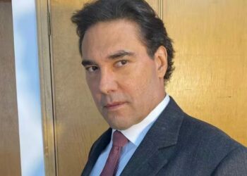 VIDEO: Eduardo Yáñez arrebata teléfono a reportera y causa zafarrancho en alfombra roja