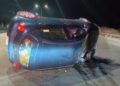 Abandonan vehículo tras choque y volcadura en Villa Magna