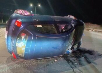 Abandonan vehículo tras choque y volcadura en Villa Magna