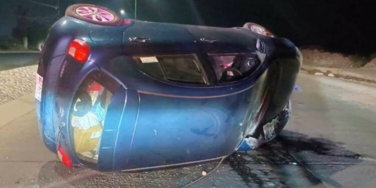 Abandonan vehículo tras choque y volcadura en Villa Magna