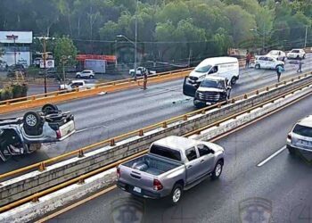 Aparatoso choque con volcadura en puente de Mariano Jiménez y Salvador Nava