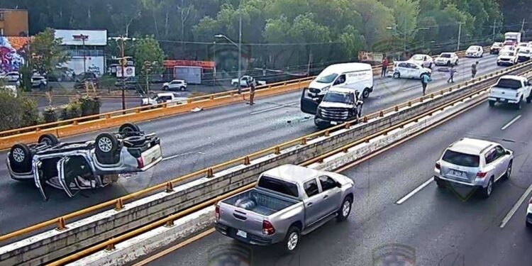 Aparatoso choque con volcadura en puente de Mariano Jiménez y Salvador Nava