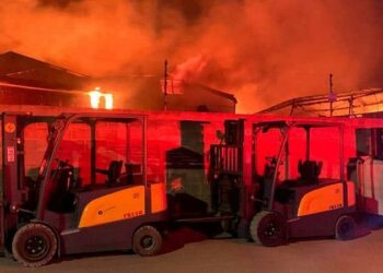 Aparatoso incendio arrasa con tres bodegas