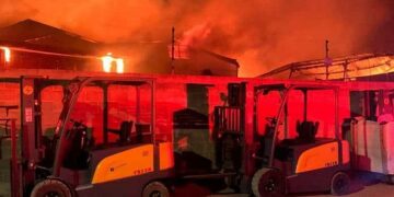 Aparatoso incendio arrasa con tres bodegas