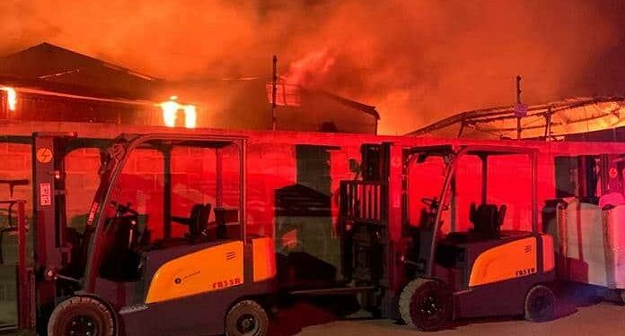 Aparatoso incendio arrasa con tres bodegas