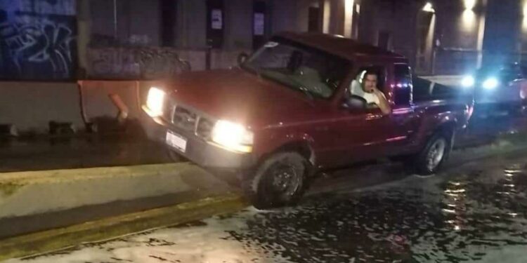 Conductor trepa con todo y camioneta a barrera divisoria en Avenida Universidad