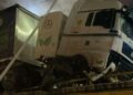 Chofer de camión sufre aparatoso accidente en Anillo Periférico
