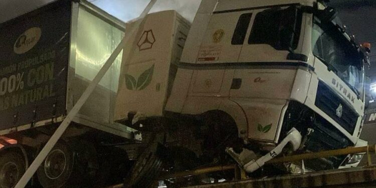 Chofer de camión sufre aparatoso accidente en Anillo Periférico