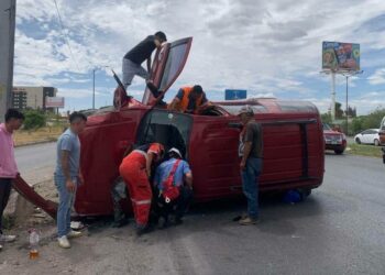 VIDEO: Una mujer lesionada en choque con volcadura sobre la ’57