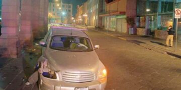 Conductor choca frente a Edificio Ipiña y abandona vehículo