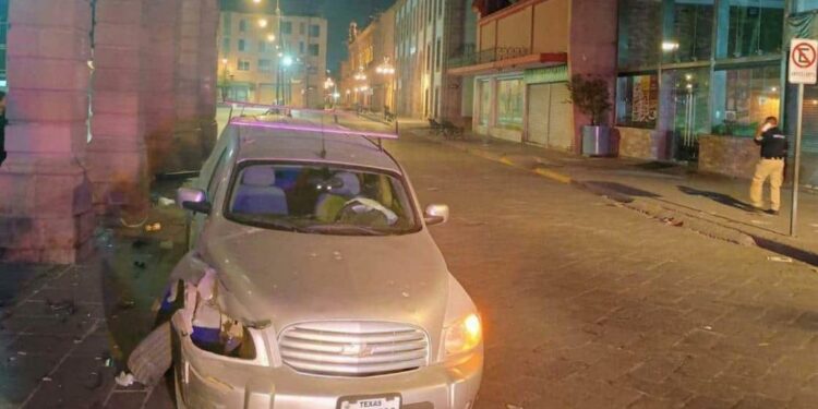 Conductor choca frente a Edificio Ipiña y abandona vehículo