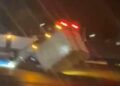 Conductor de camioneta sufre volcadura en la 57