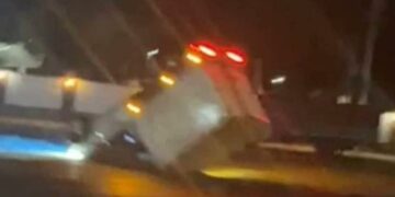 Conductor de camioneta sufre volcadura en la 57