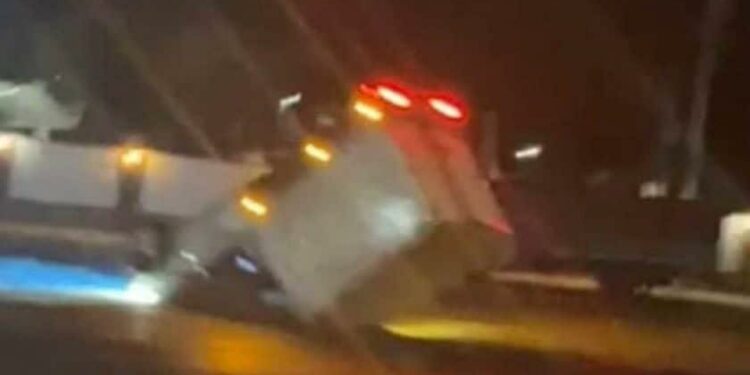 Conductor de camioneta sufre volcadura en la 57
