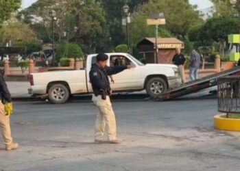 Dejan cuerpos en una camioneta en la plaza principal de Rioverde