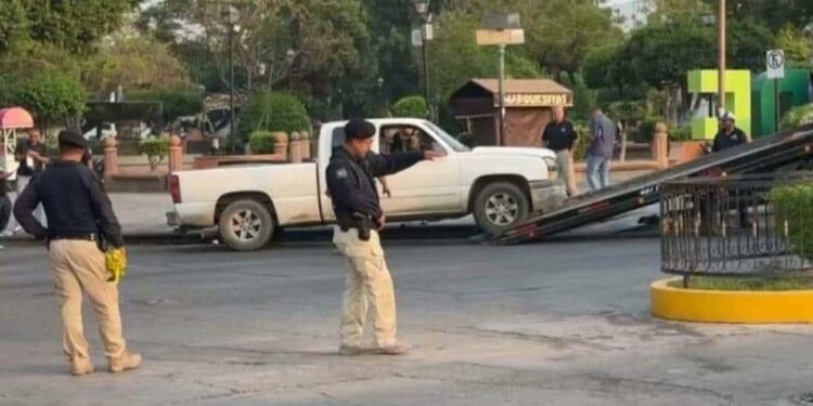 Dejan cuerpos en una camioneta en la plaza principal de Rioverde
