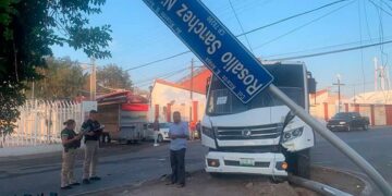 Aparatoso accidente en la Ricardo B. Anaya dejó dos heridos