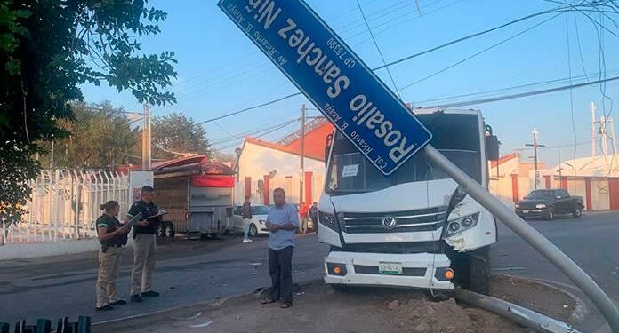 Aparatoso accidente en la Ricardo B. Anaya dejó dos heridos