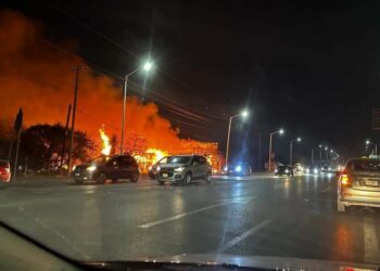 Gran incendio frente a la planta de Zinc