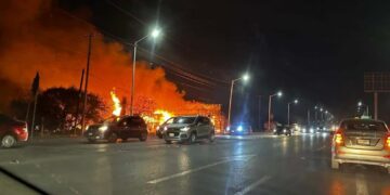 Gran incendio frente a la planta de Zinc