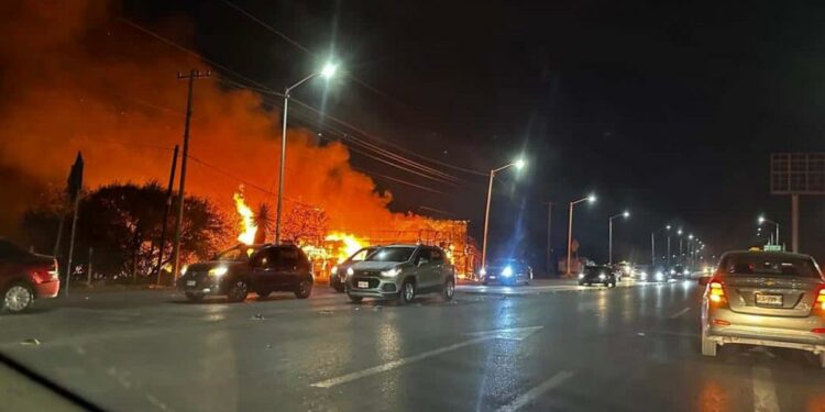 Gran incendio frente a la planta de Zinc