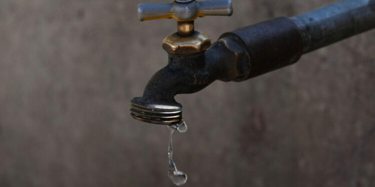 VIDEO: “Llevan el agua hasta que les de su gana”