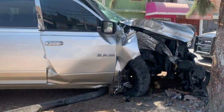 Estrella su camioneta en un árbol sobre avenida del Sauce