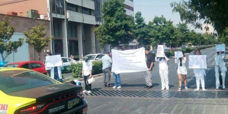 Estudiantes bloquean avenida Carranza, de Uresti a Tomasa Estévez