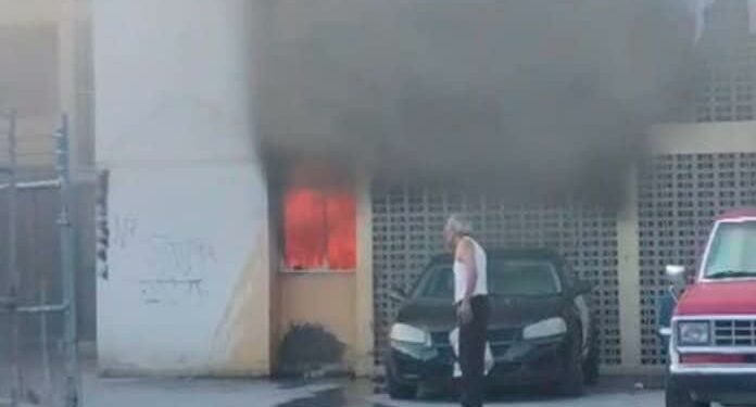 Incendio consume departamento en Col. Azaleas