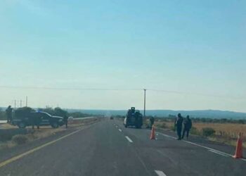 Localizan cadáver de un joven maniatado y con narco mensaje en Carretera a Zacatecas