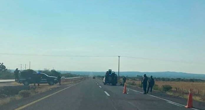 Localizan cadáver de un joven maniatado y con narco mensaje en Carretera a Zacatecas