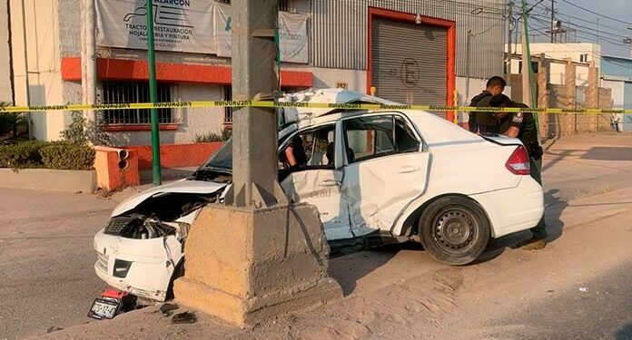 Muere conductor tras chocar con una base de concreto por la Carretera a Rioverde