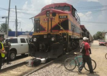 Motociclista evita ser arrollado por el tren en Las Terceras
