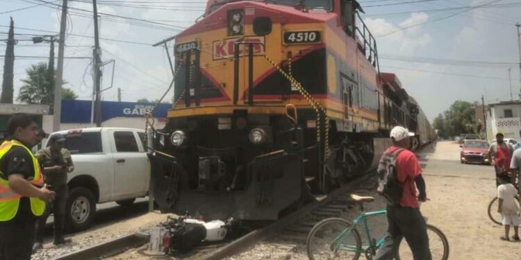 Motociclista evita ser arrollado por el tren en Las Terceras