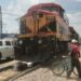 Motociclista evita ser arrollado por el tren en Las Terceras