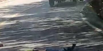Motociclista invade carril; choca y muere