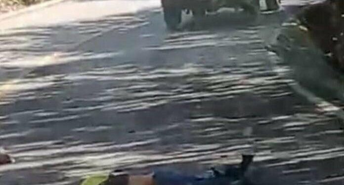 Motociclista invade carril; choca y muere