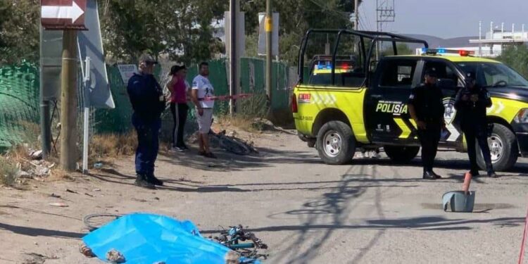 Muere ciclista arrollado por chofer de transporte de personal en Pozos