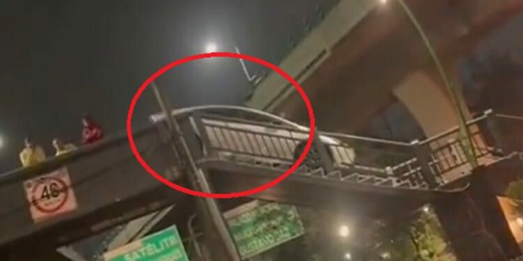 VIDEO: Momento exacto en que un auto sube puente peatonal en Naucalpan