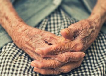 Reportan hasta tres casos mensuales de abandono de adultos mayores en Graciano Sánchez