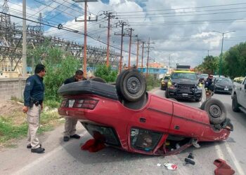 Revolvedora hace volcar a un carro en El Saucito