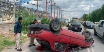 Revolvedora hace volcar a un carro en El Saucito