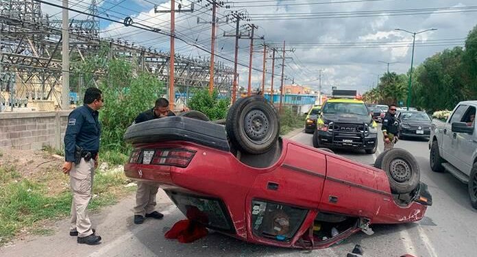 Revolvedora hace volcar a un carro en El Saucito