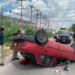 Revolvedora hace volcar a un carro en El Saucito