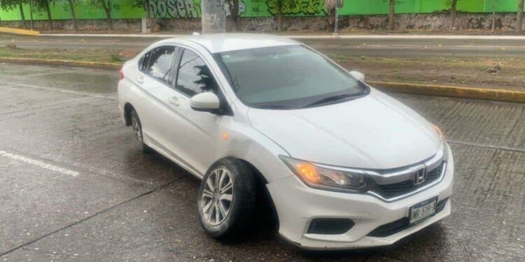 Conductor daña su auto en choque sobre bulevar del Río Santiago