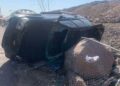 Conductor sale de bulevar y choca en una roca