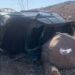 Conductor sale de bulevar y choca en una roca