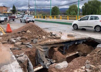 Se abre socavón en puente inaugurado hace meses en avenida Seminario