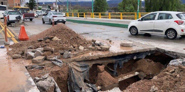 Se abre socavón en puente inaugurado hace meses en avenida Seminario